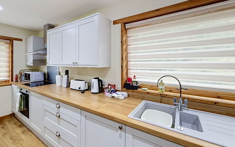 Glencarr: Diseño De Interiores, Madera, Cocina, Mostrador, Piso, Arreglo De Tubería, Casa, Gabinetes, Mueble, Suelo