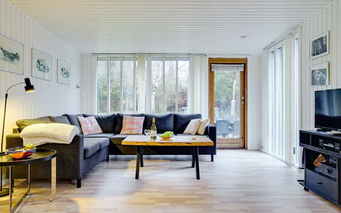 Aasta - 500M from the Sea: Sofá, Diseño De Interiores, Madera, Mueble, Sala, Piso, Casa, Suelos De Madera, Suelo