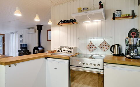 Aasta - 500M from the Sea: Aparato De Cocina, Cocina, Electrodoméstico, Madera, Mostrador, Piso, Diseño De Interiores, Techo, Electrodoméstico, Habitación