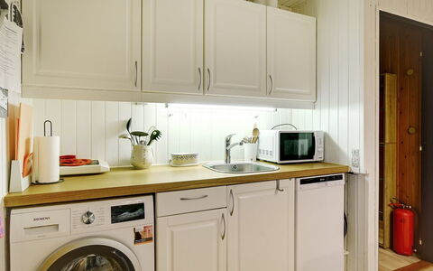 Aasta - 500M from the Sea: Electrodoméstico, Aparato De Cocina, Lavadora, Mostrador, Cocina, Diseño De Interiores, Madera, Piso, Gabinetes, Secadora De Ropa