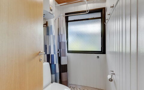 Aasta - 500M from the Sea: Arreglo De Tubería, Baño, Piso, Diseño De Interiores, Suelo, Baño, Plomería, Asiento Del Baño, Grifo, Habitación