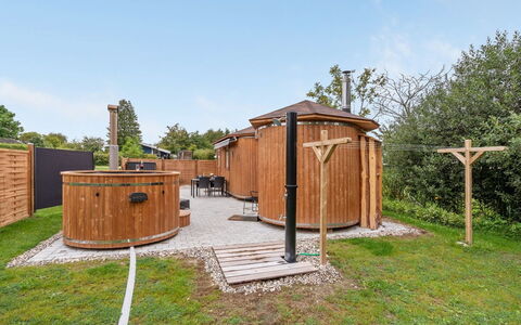 Ingebore - 500M from the Sea: Madera, Manchas De Madera, Edificios Del Jardín, Madera Dura, Cuarto De Troncos, Cobertizo, Yarda, Patio Interior, Estructura Al Aire Libre, Maderas