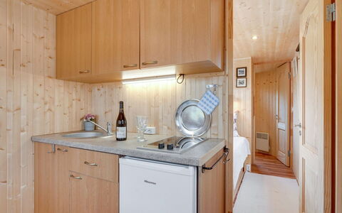 Ingebore - 500M from the Sea: Madera, Piso, Diseño De Interiores, Lavabo, Suelo, Mostrador, Cocina, Arreglo De Tubería, Gabinetes, Grifo