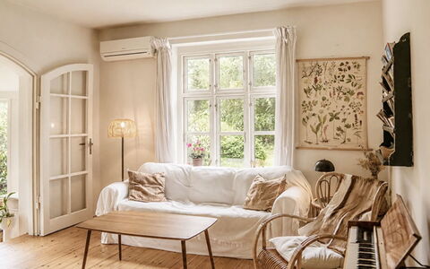 Bine - 200M from the Sea: Mueble, Diseño De Interiores, Piso, Pared, Suelo, Madera, Sofá, Sala, Casa, Textil