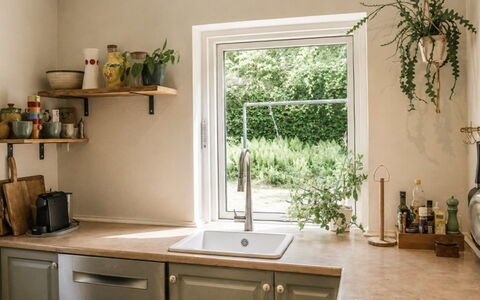 Bine - 200M from the Sea: Diseño De Interiores, Mostrador, Maceta, Cocina, Encendiendo, Planta De Casa, Mueble, Casa, Aparato De Cocina, Gabinetes