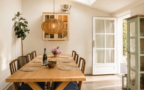 Bine - 200M from the Sea: Mueble, Diseño De Interiores, Piso, Mesa, Madera, Silla, Suelo, Cocina Y Comedor Mesa, Comedor, Lámpara