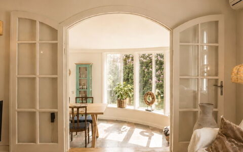 Bine - 200M from the Sea: Mueble, Diseño De Interiores, Piso, Pared, Suelo, Madera, Techo, Encendiendo, Suelos De Madera, Casa