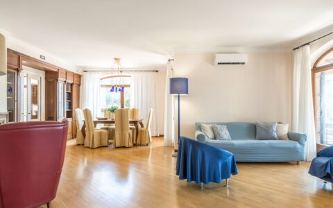 Villa Althea: Mueble, Diseño De Interiores, Piso, Sofá, Suelo, Madera, Habitación, Sala, Techo, Departamento