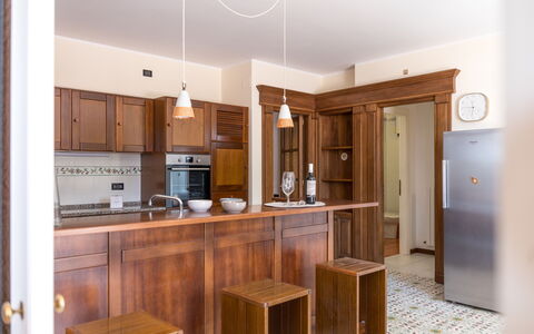 Villa Althea: Piso, Mostrador, Gabinetes, Madera, Diseño De Interiores, Mueble, Cocina, Suelo, Techo, Alacena