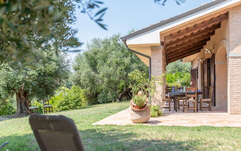 Villa Althea: Casa, Inmuebles, Porche, Cabaña, Jardín, Sombra, Mueble Para Exteriores, Hacienda, Casa De Campo, Paisajismo