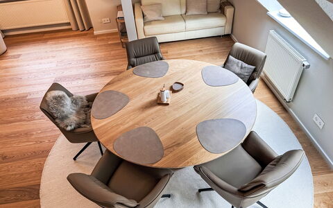 The Oak Suite: Mueble, Diseño De Interiores, Piso, Suelo, Madera, Silla, Mesa, Encendiendo, Marrón, Sala