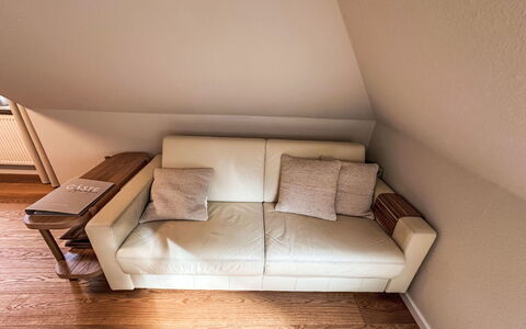 The Oak Suite: Mueble, Piso, Madera, Sofá, Suelo, Diseño De Interiores, Suelos De Madera, Sala, Marrón, Casa