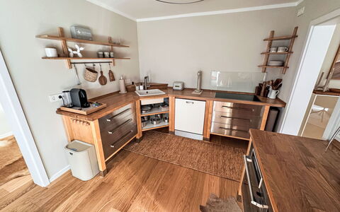 The Oak Suite: Piso, Mueble, Madera, Gabinetes, Diseño De Interiores, Suelo, Suelos De Madera, Cajón, Mostrador, Cocina