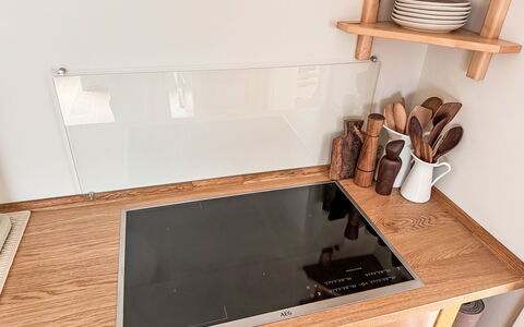 The Oak Suite: Piso, Suelo, Manchas De Madera, Suelos De Madera, Madera Dura, Electrodoméstico, Madera Contrachapada, Electrodoméstico, Cocina