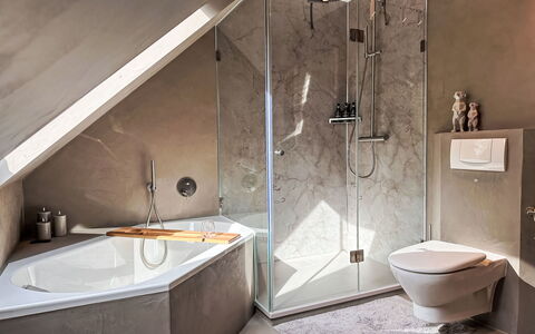 The Oak Suite: Arreglo De Tubería, Piso, Bañera, Baño, Suelo, Diseño De Interiores, Plomería, Grifo, Lavabo, Habitación