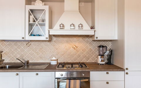 Vacanze Levante: Cocina, Madera, Diseño De Interiores, Gabinetes, Piso, Mostrador, Estufa De Cocina, Aparato De Cocina, Lámpara, Techo