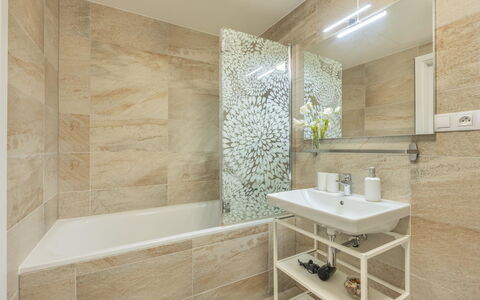 Smichov Kosire Jinonice 1: Piso, Suelo, Baño, Diseño De Interiores, Arreglo De Tubería, Loseta, Plomería, Bañera, Grifo