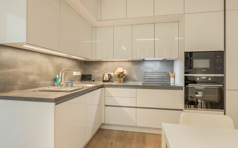 Smichov Kosire Jinonice 1: Cocina, Mostrador, Aparato De Cocina, Gabinetes, Diseño De Interiores, Madera, Piso, Electrodoméstico, Mueble, Techo