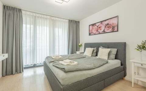 Smichov Kosire Jinonice 1: Diseño De Interiores, Piso, Madera, Cama, Suelo, Mueble, Habitación, Textil, Techo, Habitación