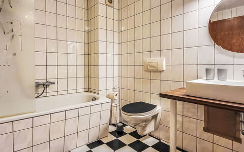 Marktblick: Pared, Baño, Arreglo De Tubería, Piso, Suelo, Diseño De Interiores, Plomería, Baño, Asiento Del Baño, Grifo