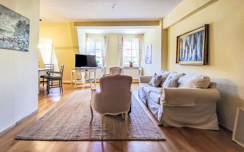 Marktblick: Diseño De Interiores, Piso, Mueble, Suelo, Sofá, Techo, Suelos De Madera, Madera, Habitación, Sala