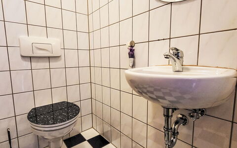 Marktblick: Pared, Arreglo De Tubería, Baño, Plomería, Piso, Suelo, Lavabo Del Baño, Asiento Del Baño, Baño, Loseta