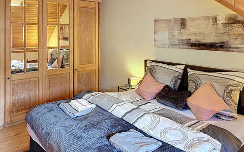 Janike: Mueble, Cama, Diseño De Interiores, Habitación, Lecho, Sábana, Madera, Suelo, Piso, Habitación
