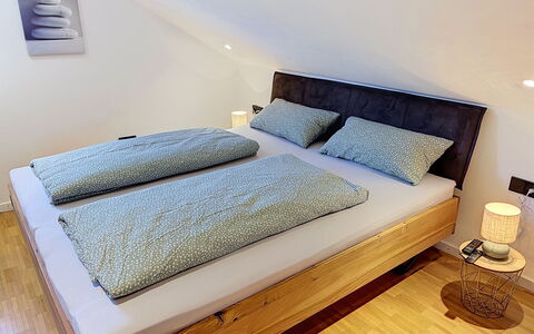 Annette: Cama, Habitación, Diseño De Interiores, Piso, Marco De La Cama, Lecho, Habitación, Linos, Arrojar La Almohada, Almohada