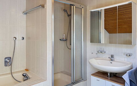 Annette: Baño, Arreglo De Tubería, Piso, Diseño De Interiores, Pared, Suelo, Lavabo Del Baño, Madera, Lavabo, Grifo