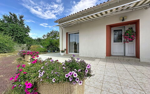 La Toulière: Flor, Arbusto, Casa, Casa, Jardín, Puerta, Cabaña, Paisajismo, Yarda