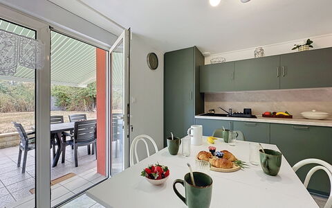 La Toulière: Diseño De Interiores, Piso, Cocina, Mueble, Mostrador, Techo, Suelo, Cocina Y Comedor Mesa, Silla, Casa