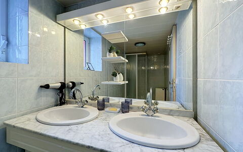 La Toulière: Lavabo Del Baño, Baño, Arreglo De Tubería, Lavabo, Diseño De Interiores, Pared, Mostrador, Espejo, Grifo, Piso