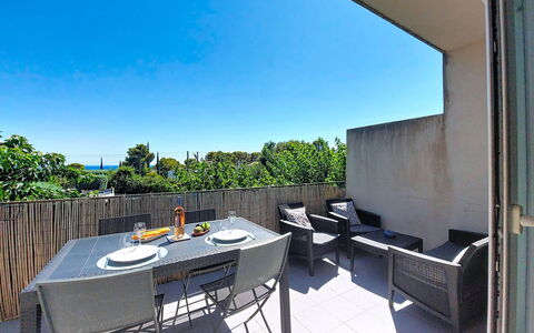 Les Terrasses des Hautsdefonsainte: Sombra, Balcón, Mueble Para Exteriores, Cerca, Pasarela