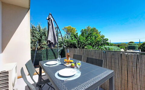 Les Terrasses des Hautsdefonsainte: Mueble, Mueble Para Exteriores, Silla, Sombra, Mesa Al Aire Libre, Balcón, Cubierta, Cerca, Cocina Y Comedor Mesa, Madera Dura