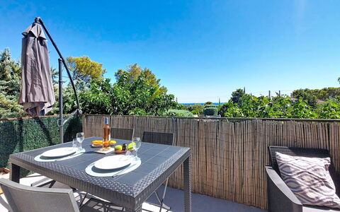 Les Terrasses des Hautsdefonsainte: Mueble, Mueble Para Exteriores, Mesa, Mesa Al Aire Libre, Silla, Cubierta, Cocina Y Comedor Mesa, Sombra, Madera Dura, Balcón