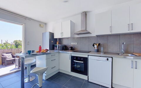 Les Terrasses des Hautsdefonsainte: Cocina, Mostrador, Electrodoméstico, Piso, Aparato De Cocina, Gabinetes, Diseño De Interiores, Suelo, Mueble, Departamento
