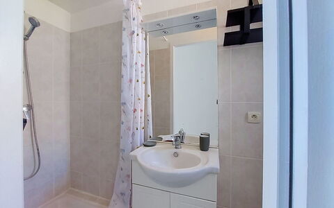Les Terrasses des Hautsdefonsainte: Arreglo De Tubería, Piso, Suelo, Diseño De Interiores, Lavabo Del Baño, Baño, Lavabo, Grifo, Habitación, Plomería