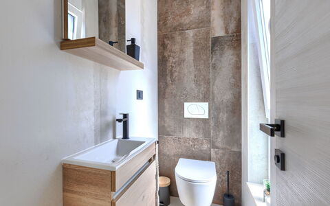 Laluma: Arreglo De Tubería, Pared, Baño, Piso, Suelo, Diseño De Interiores, Baño, Asiento Del Baño, Lavabo, Lavabo Del Baño