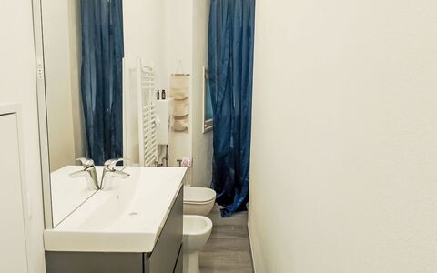 Onda Blu House: Piso, Suelo, Diseño De Interiores, Arreglo De Tubería, Baño, Baño, Habitación, Plomería, Asiento Del Baño, Lavabo Del Baño
