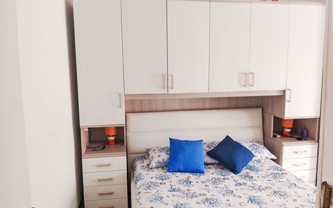 Onda Blu House: Mueble, Diseño De Interiores, Madera, Habitación, Piso, Suelo, Habitación, Cama, Gabinetes, Cajón