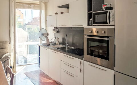 Onda Blu House: Aparato De Cocina, Cocina, Mostrador, Electrodoméstico, Gabinetes, Electrodoméstico, Piso, Madera, Diseño De Interiores, Estufa De Cocina
