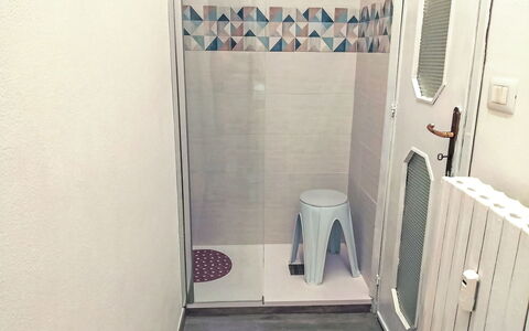 Onda Blu House: Piso, Suelo, Diseño De Interiores, Habitación, Loseta, Diseño, Manchas De Madera, Arreglo De Tubería