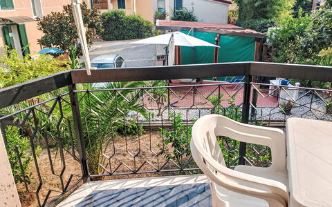 Onda Blu House: Balcón, Sombra, Pretil, Mesa Al Aire Libre, Planta De Casa