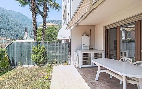 Michelon: Balcón, Sombra, Mueble Para Exteriores, Silla, Porche, Planta De Casa, Villa, Patio