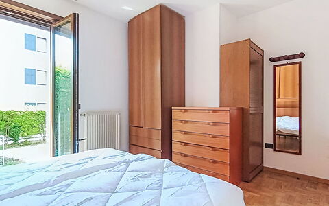 Michelon: Piso, Suelo, Diseño De Interiores, Madera, Cama, Mueble, Habitación, Habitación, Suelos De Madera, Casa