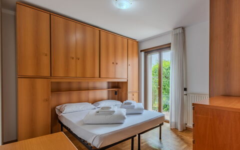 Michelon: Diseño De Interiores, Cama, Suelo, Habitación, Habitación, Departamento, Marco De La Cama, Manchas De Madera, Madera Dura, Lecho