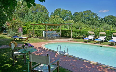 Villa Gioli: Piscina, Mueble, Mueble Para Exteriores, Arbusto, Recurso, Jardín, Sombra, Silla, Patio Interior, Hacienda