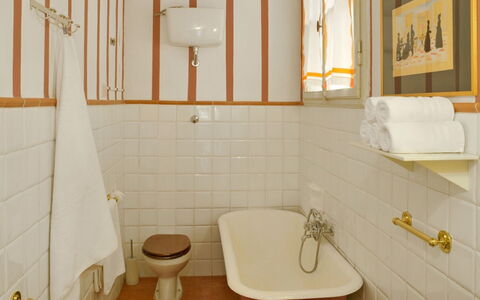 Villa Gioli: Diseño De Interiores, Pared, Baño, Arreglo De Tubería, Piso, Lavabo Del Baño, Suelo, Plomería, Grifo, Lavabo