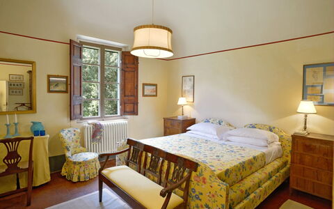 Villa Gioli: Mueble, Diseño De Interiores, Habitación, Cama, Textil, Habitación, Mesa, Piso, Sábana, Casa
