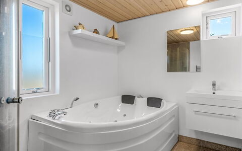 Tuva - 3.5Km from the Sea: Arreglo De Tubería, Bañera, Baño, Diseño De Interiores, Piso, Techo, Grifo, Suelo, Lavabo, Plomería